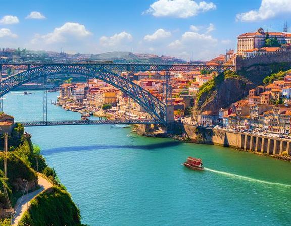 Interpretación simultánea en Oporto para congresos, eventos y reuniones. Traducciones de alta calidad con intérpretes experimentados. Contacta ahora y solicita presupuesto sin compromiso.