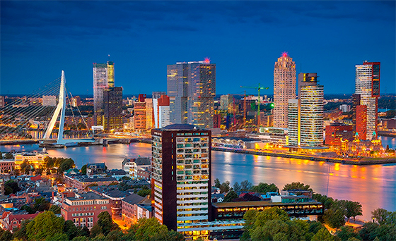 Interpretación simultánea en Rotterdam para congresos, eventos y reuniones. Traducciones de alta calidad con intérpretes experimentados. Contacta ahora y solicita presupuesto sin compromiso.